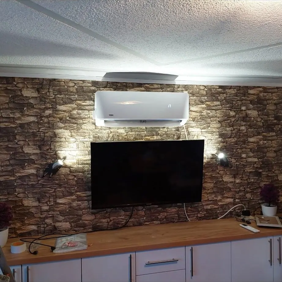 Klima VIVAX R design 12 montirana iznad televizora
